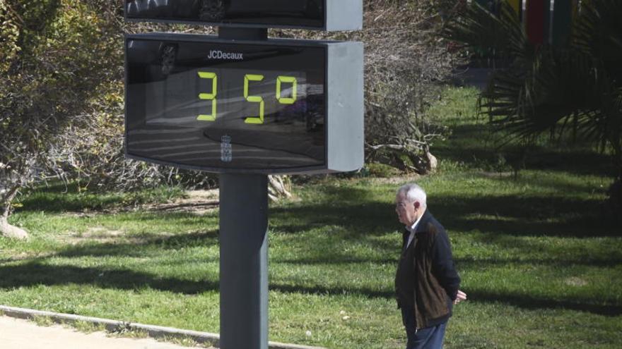 Un señor pasa por delante del termómetro de Plaza Castilla.