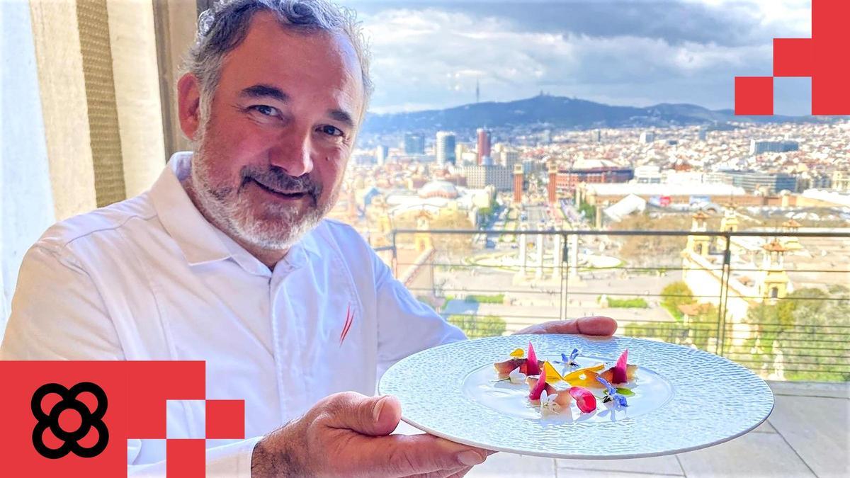 Albert Raurich, con un plato de caballa ahumada con 'menjar blanc' en el restaurante Absis, en el MNAC, cuyas vistas a Barcelona son espectaculares. / Ferran Imedio