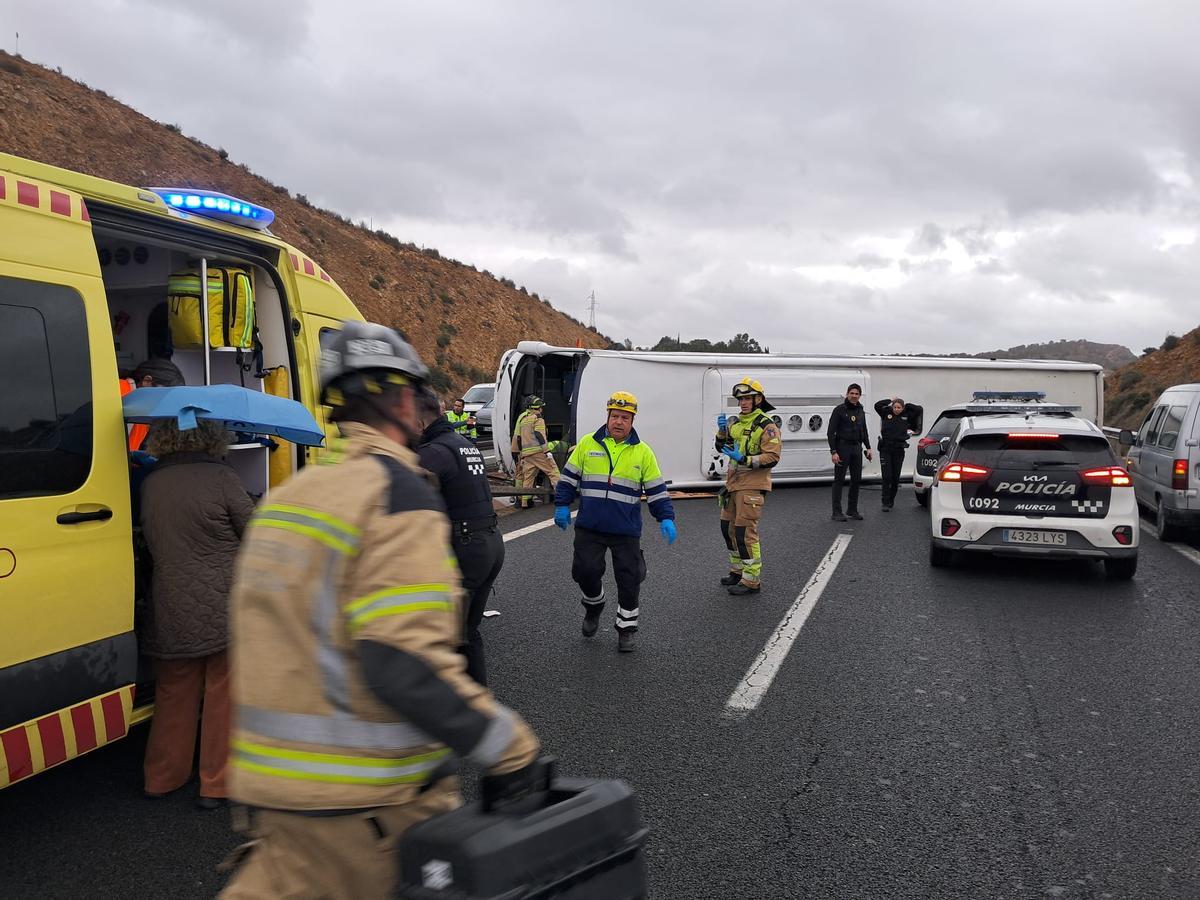 El accidente del autobús del Imserso volcado en Murcia, en imágenes