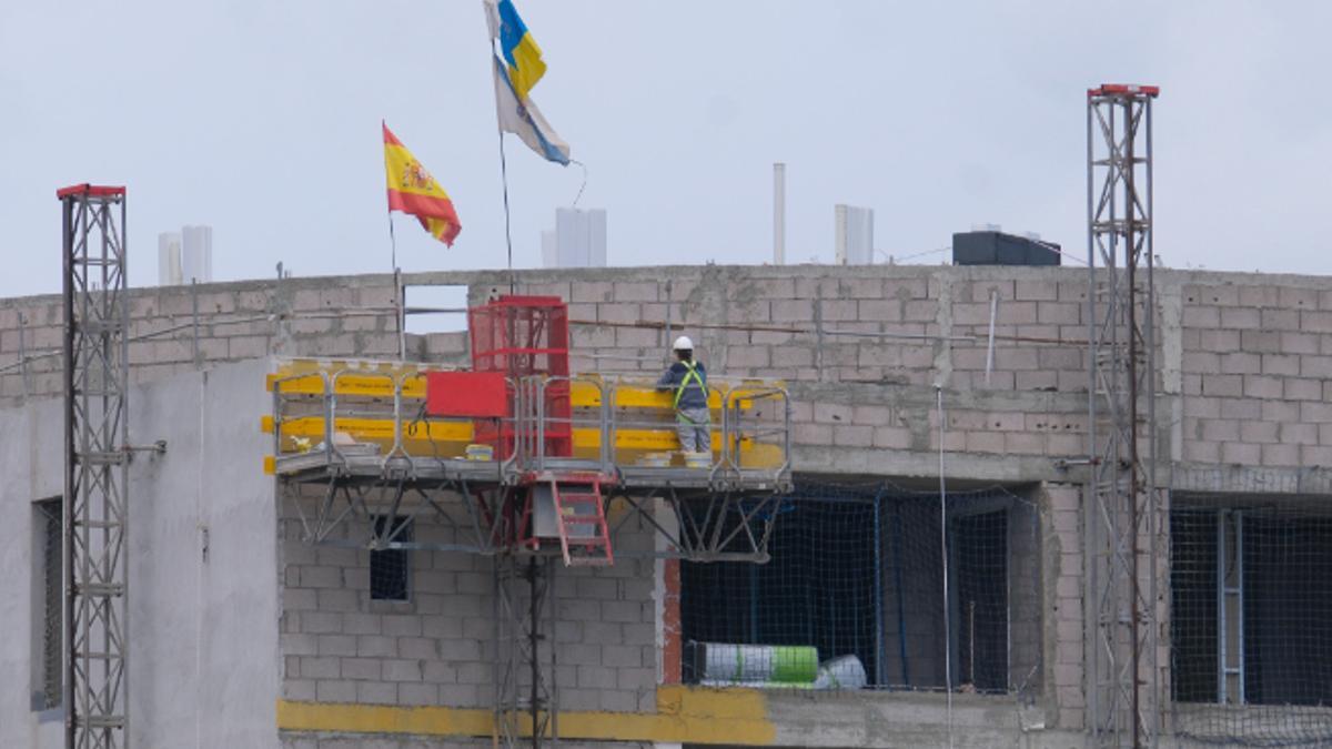 Un operario trabaja en la construcción de un edifcio en Canarias.