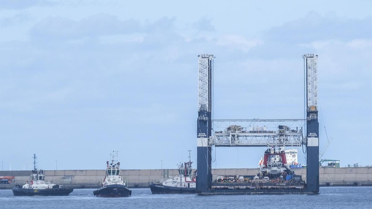 El dique cajonero flotante 'Sato Levante' a su llegada al Puerto de Las Palmas