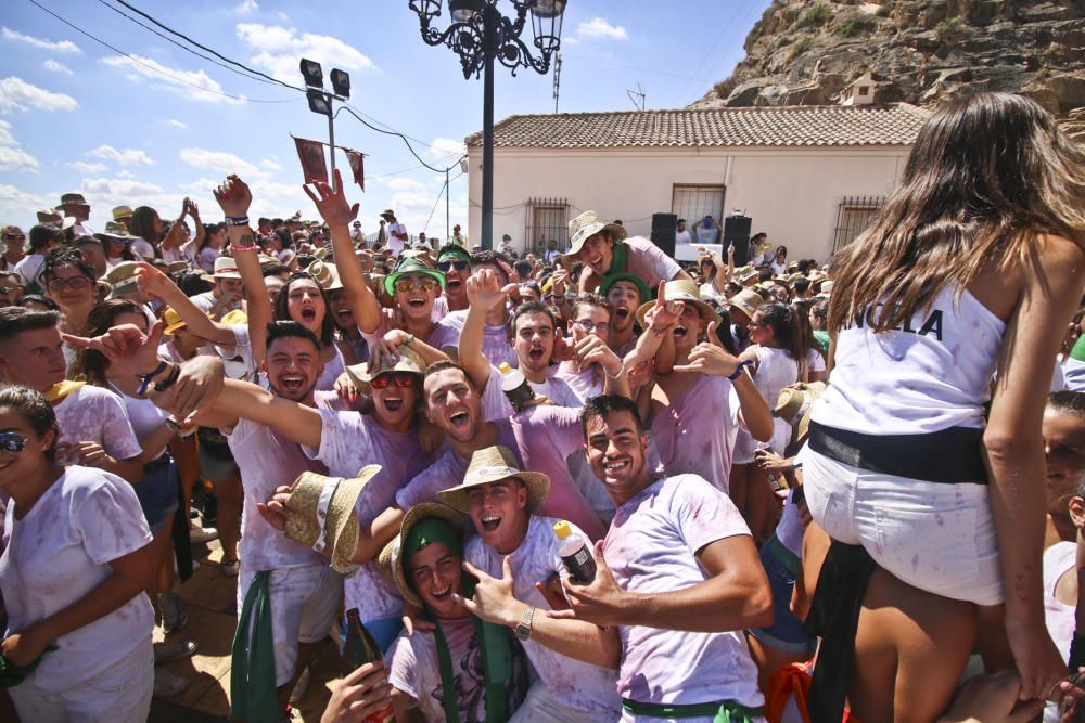 La ermita de San Roque congrega a decenas de personas para comenzar los festejos patronales y de Moros y Cristianos