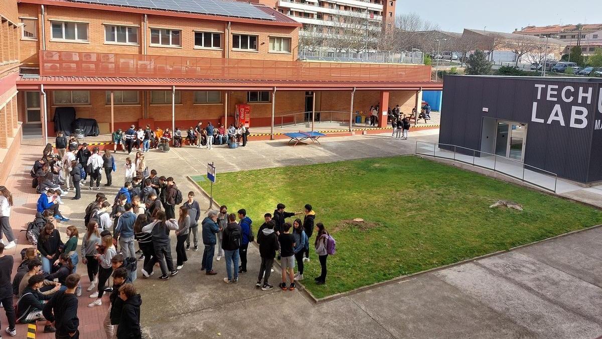 Alumnes de batxillerat de la prova Cangur a la UPC Manresa en un descans