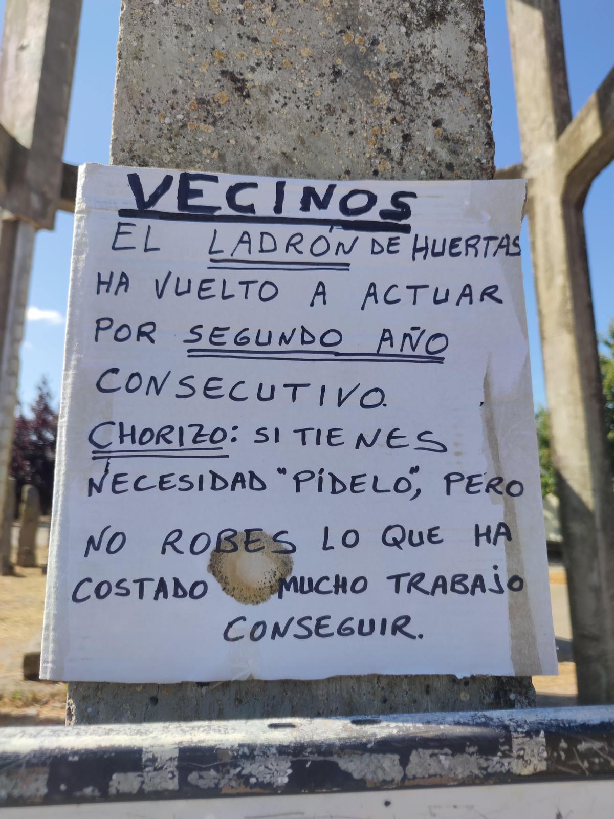 Cartel colgado en Zafara de Sayago contra los ladrones de huertos.