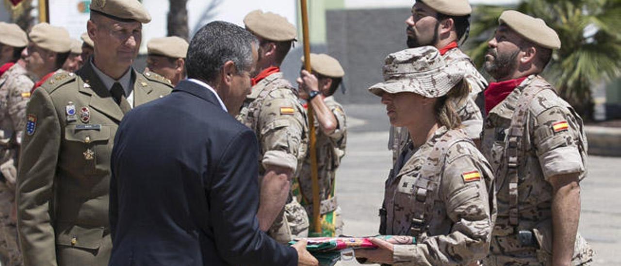 El comandante Manuel Arnal pasa revista a las tropas del Regimiento de Infantería Soria 9 en el acuartelamiento de Puerto del Rosario, ayer.