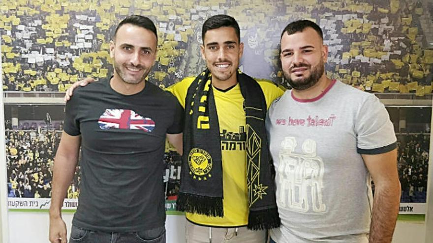 Borja Herrera, junto a su agente, Iván Cristovinho (derecha), y un intermediario israelí, Shlomy Ben Ezra.