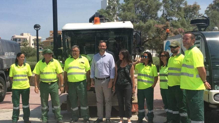 El alcalde, José Hila, y la teniente de alcalde Neus Truyol, con varios operarios del refuerzo.