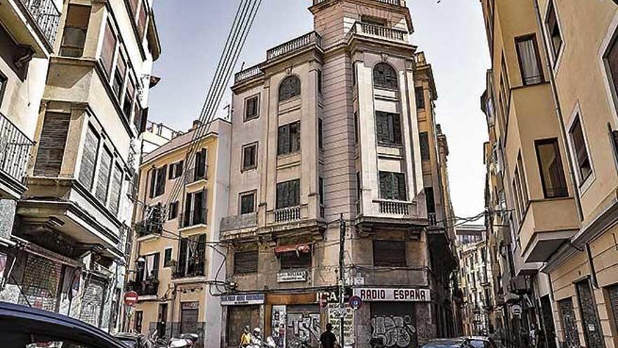 El edificio de los aÃ±os 40 construido por el reconocido arquitecto Francesc Casas estÃ¡ entre la calle Ferreria y la Travessia d&#039;en Ballester.
