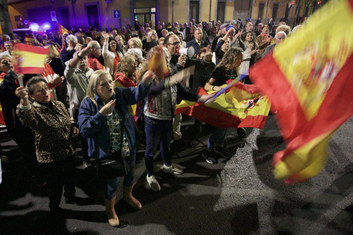 Centenares de personas increpan a Pedro Sánchez ante la sede del PSOE, en Murcia.