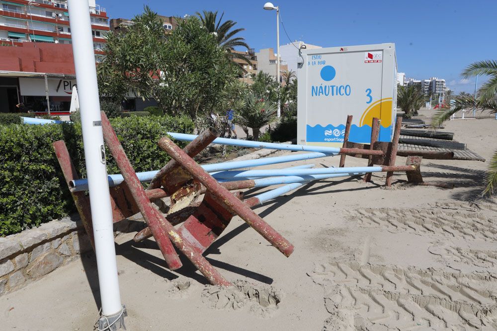 Contraste en la playa del Puerto de Sagunto, con una zona cerrada por los daños de las lluvias.