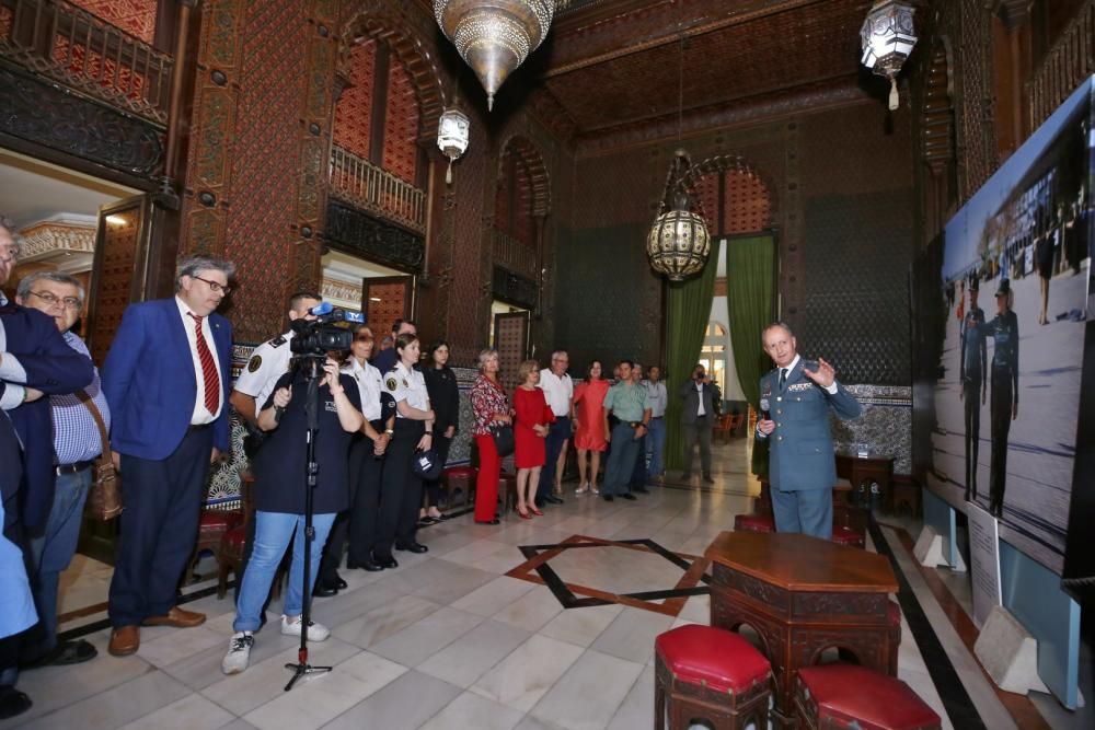 La Sociedad Casino de Torrevieja acoge hasta el lunes una exposición fotográfica de Manuel Lorenzo con motivo del 175 aniversario de la Guardia Civil. La inauguración el martes estuvo precedida por un