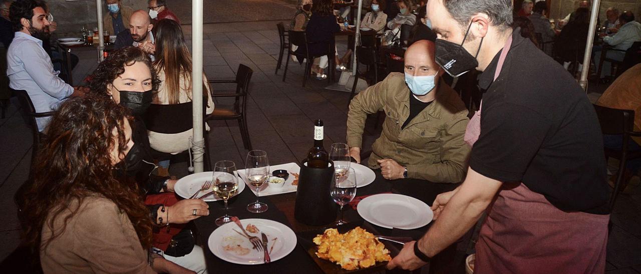 Clientes de un restaurante de Pontevedra cenan en la terraza.