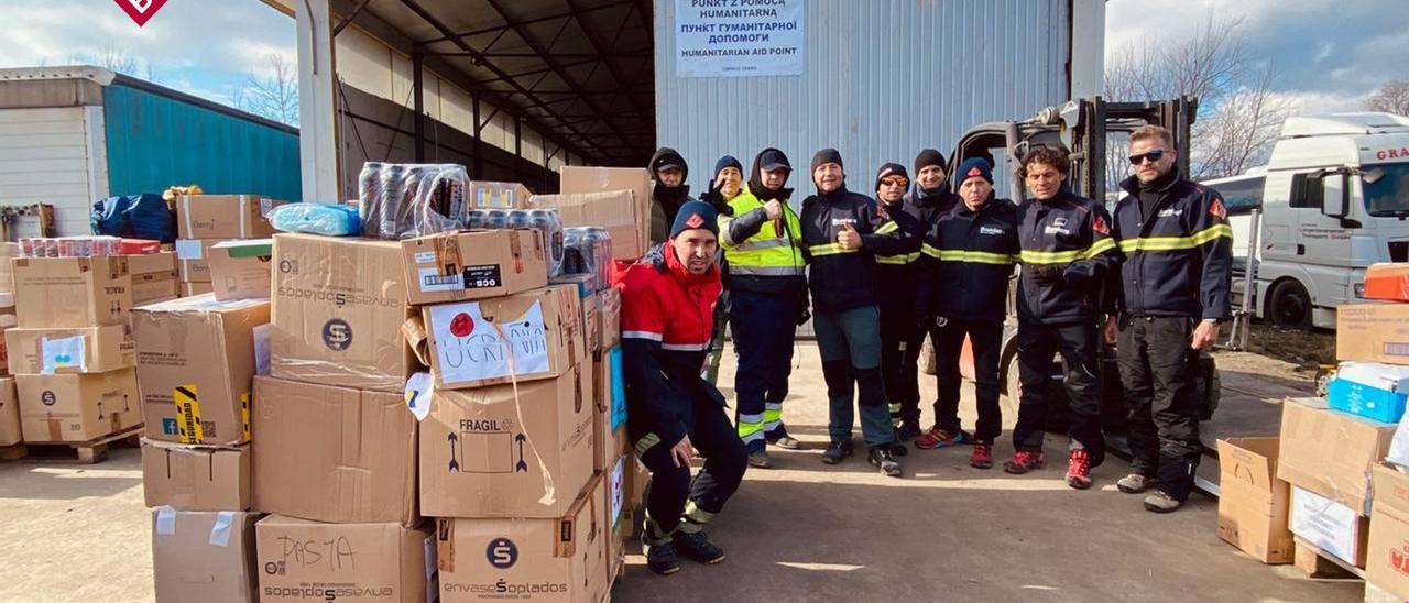 Bomberos de la Diputación de Alicante a su llegada al centro logístico de Polonia.