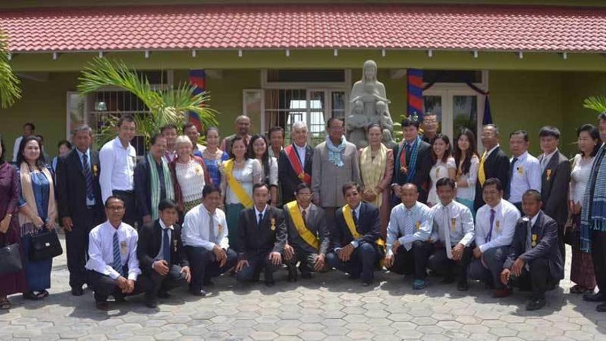 Foto de familia de autoridades y galardonados, con Kike Figaredo en el centro.