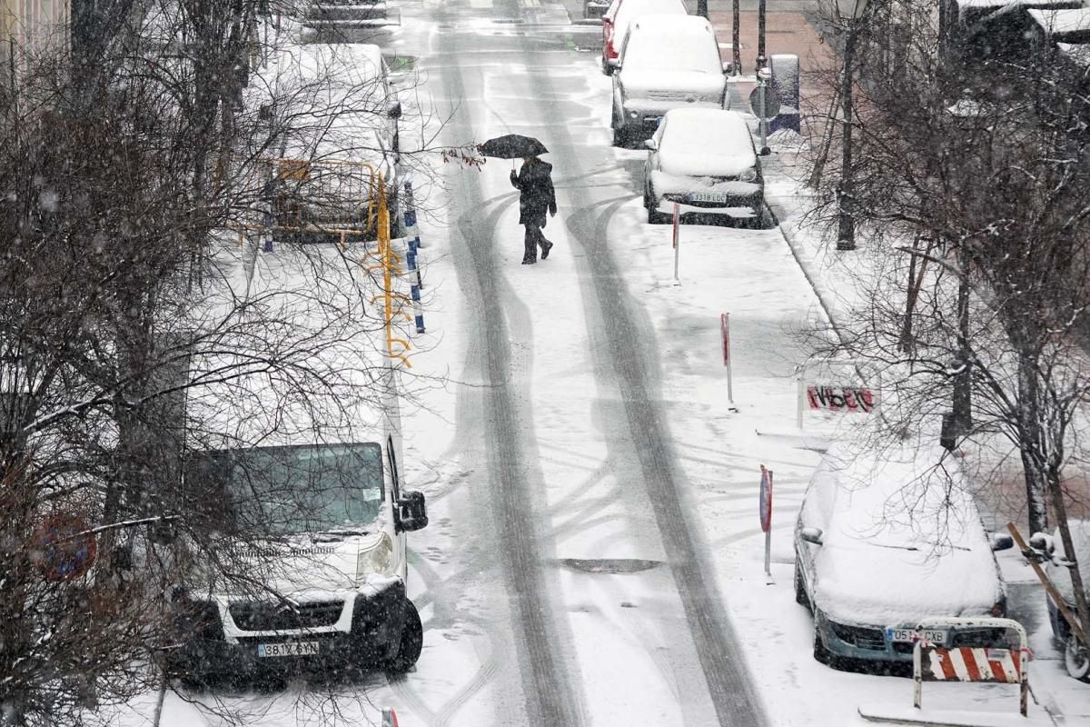 Madrid colapsada por la nevada histórica que cubre de blanco la capital