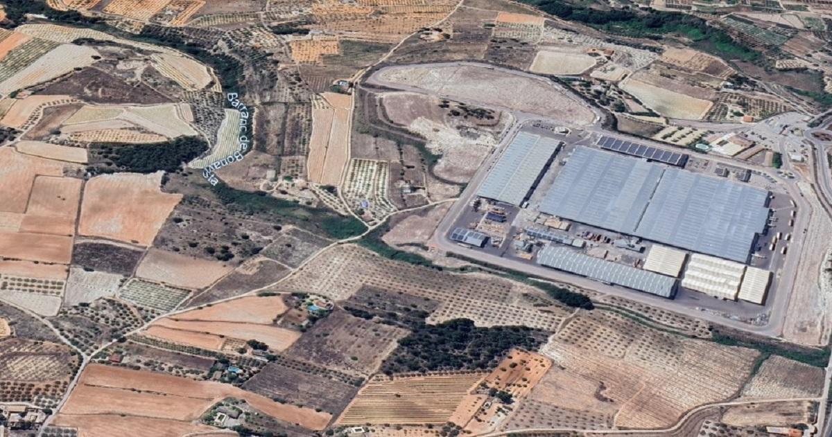 La planta solar se proyecta en unos terrenos agrícolas cerca de la fábrica de Cartonajes Bernabeu.
