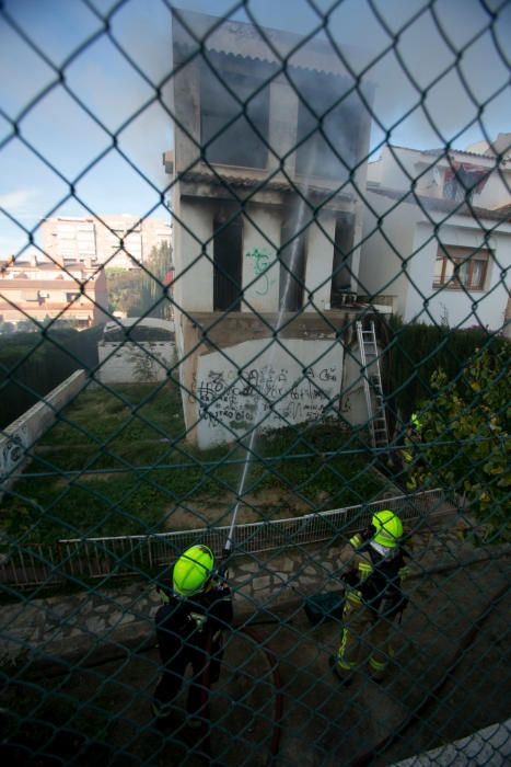 Incendio en un bungalow abandonado en urbanización Jardines de Las Huertas.