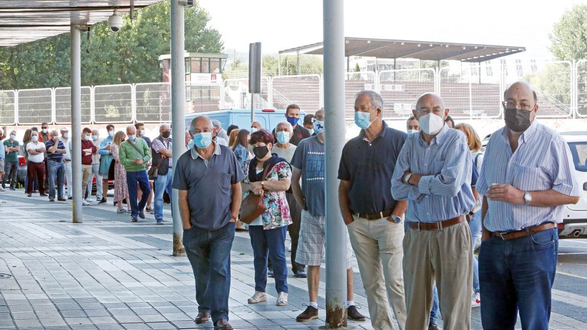 Largas colas para renovar el carnet de la temporada