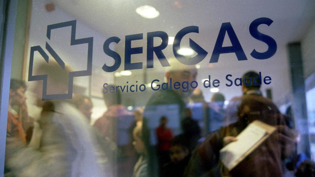 Logotipo del Sergas en la puerta de un ambulatorio.