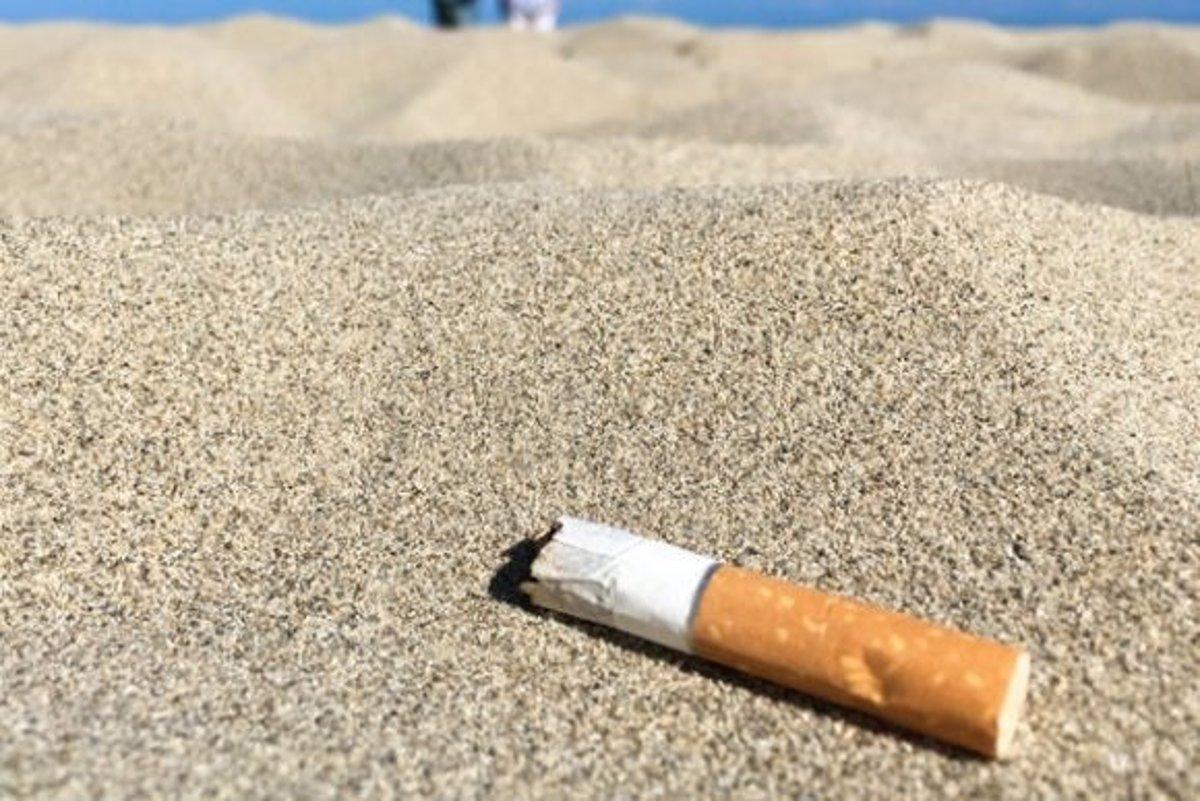 Las colillas contaminan la arena y el mar
