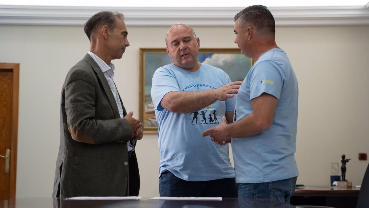 El alcalde de Benalmádena, Juan Antonio Lara, ha presentado en el Ayuntamiento la iniciativa benéfica junto a la edil de Participación Ciudadana, María Luisa Robles, y representantes de entidades que colaboran en la organización