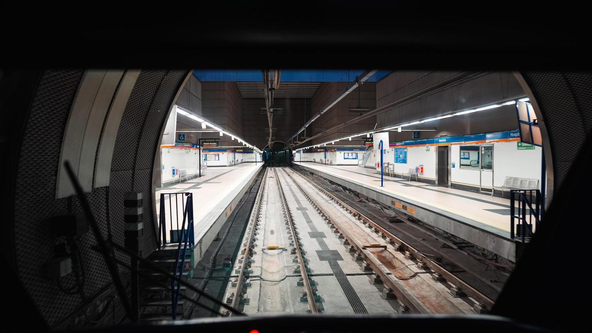 Un tren accede a la estación de Metro de Hospital del Henares, última de la Línea 7B, que reabre tras 1.185 días de cierre.