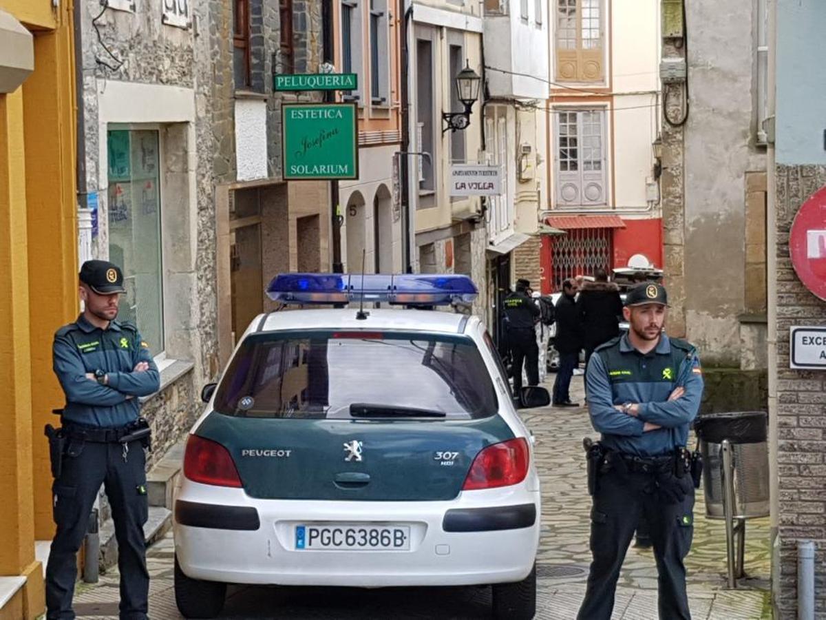 Registro, en Navia, de la vivienda de Javier Ledo, presunto asesino de Paz Fernández en el crimen del embalse de Arbón.