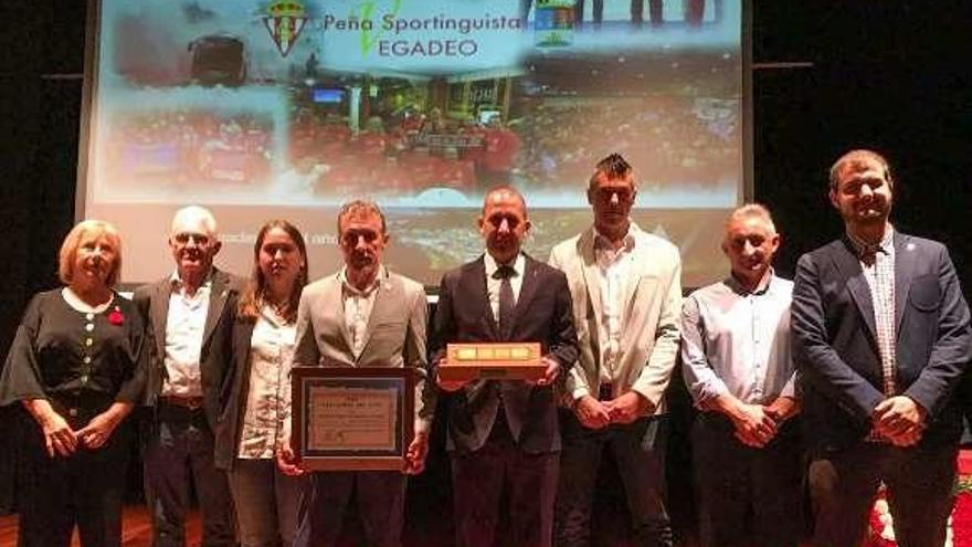 La Peña Sportinguista de Vegadeo recibe el premio &quot;Vegadense del año&quot;