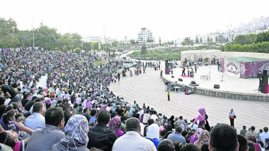 Público y escenario en Nablus durante una de las jornadas del Festiclown Palestina. / festiclown