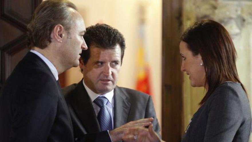 El presidente de la Generalitat, Alberto Fabra, conversa con el nuevo vicepresidente del Consell, José Ciscar, y la nueva consellera de Educación, Formación y Empleo, María Jose Catalá.