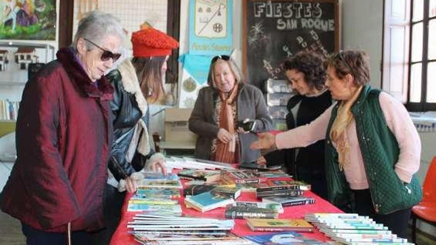 libros a la asociación &quot;Ríu Fontoria&quot; de Areñes.