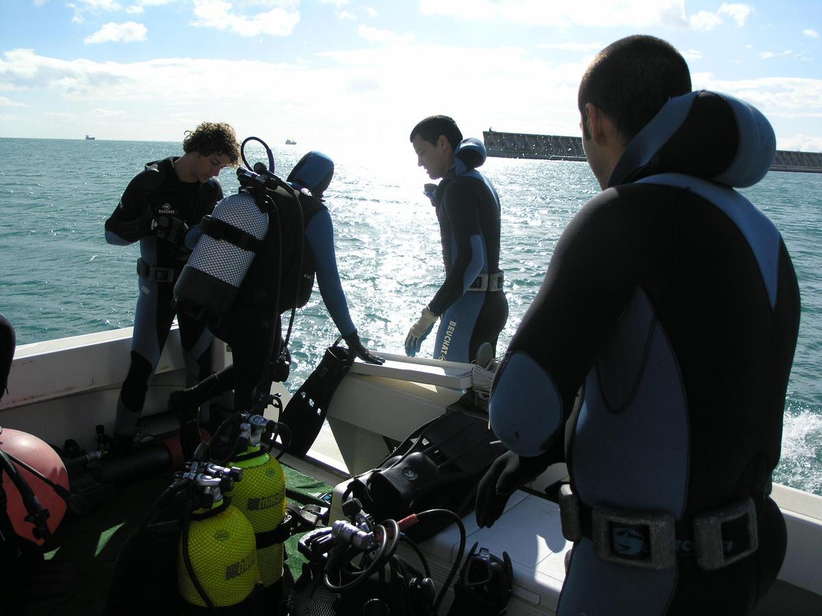 Submarinistas de Nerea investigan el fondo donde yacen los restos de la Gneisenau en 2007.