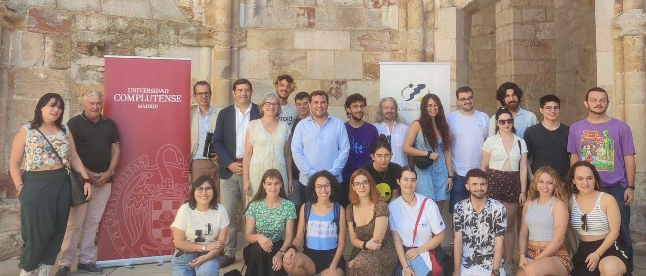 Los estudiantes de la Universidad Complutense, en la FRAH, con profesores y organizadores de la iniciativa. | Jose Luis Fernández