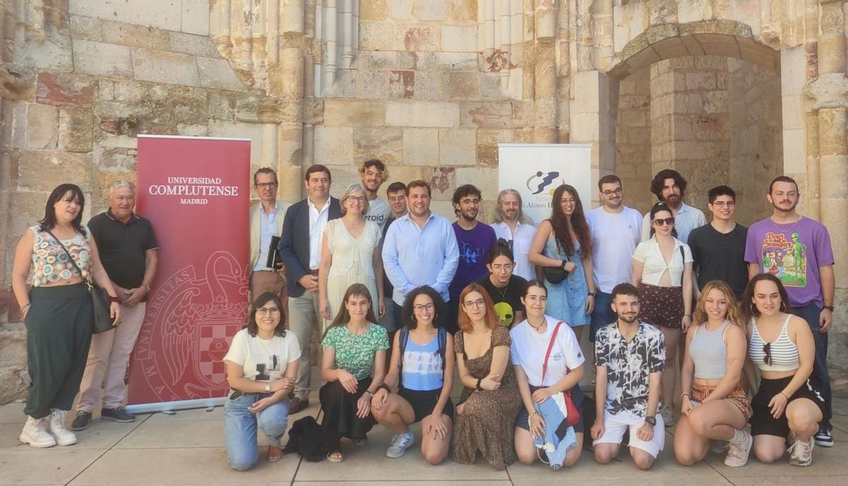 Los estudiantes de la Universidad Complutense, en la FRAH, con profesores y organizadores de la iniciativa. | Jose Luis Fernández