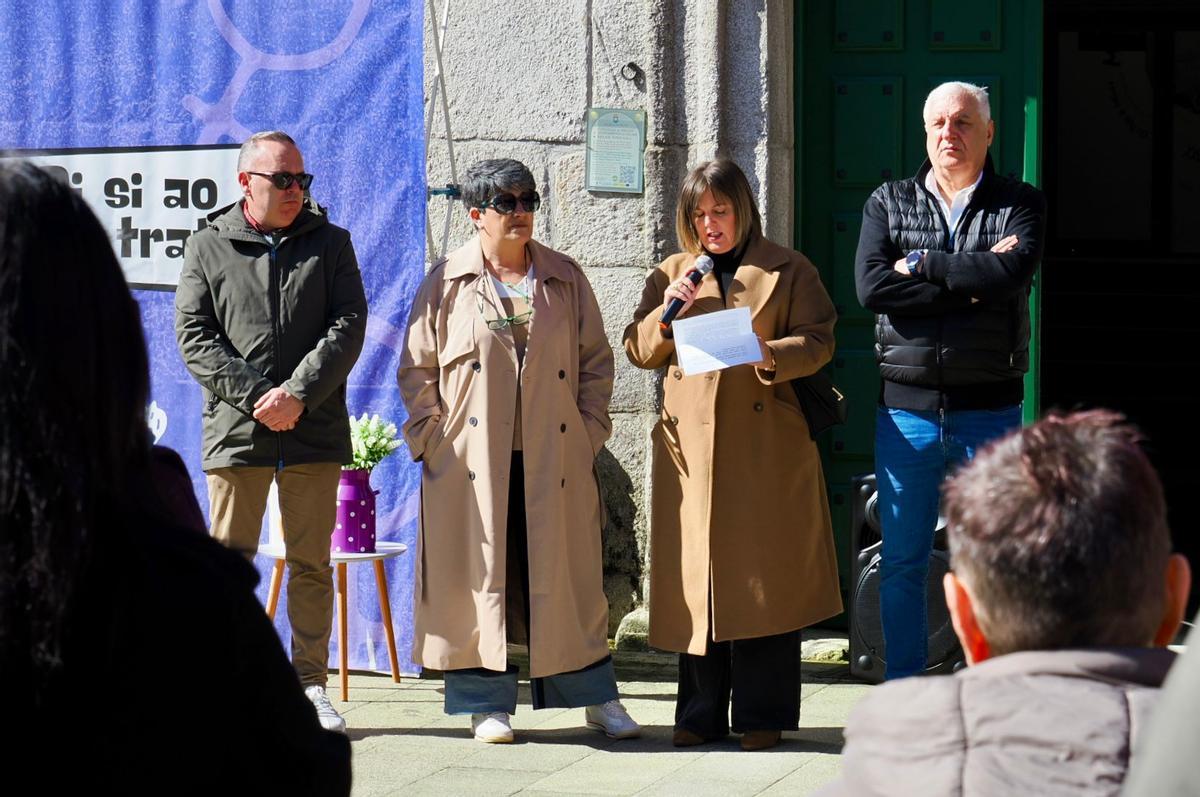 Ana Mosteiro e Carmen Liñeira, lendo o manifesto acompañadas polo alcalde de Melide, José Manuel Pérez, á súa dereita.