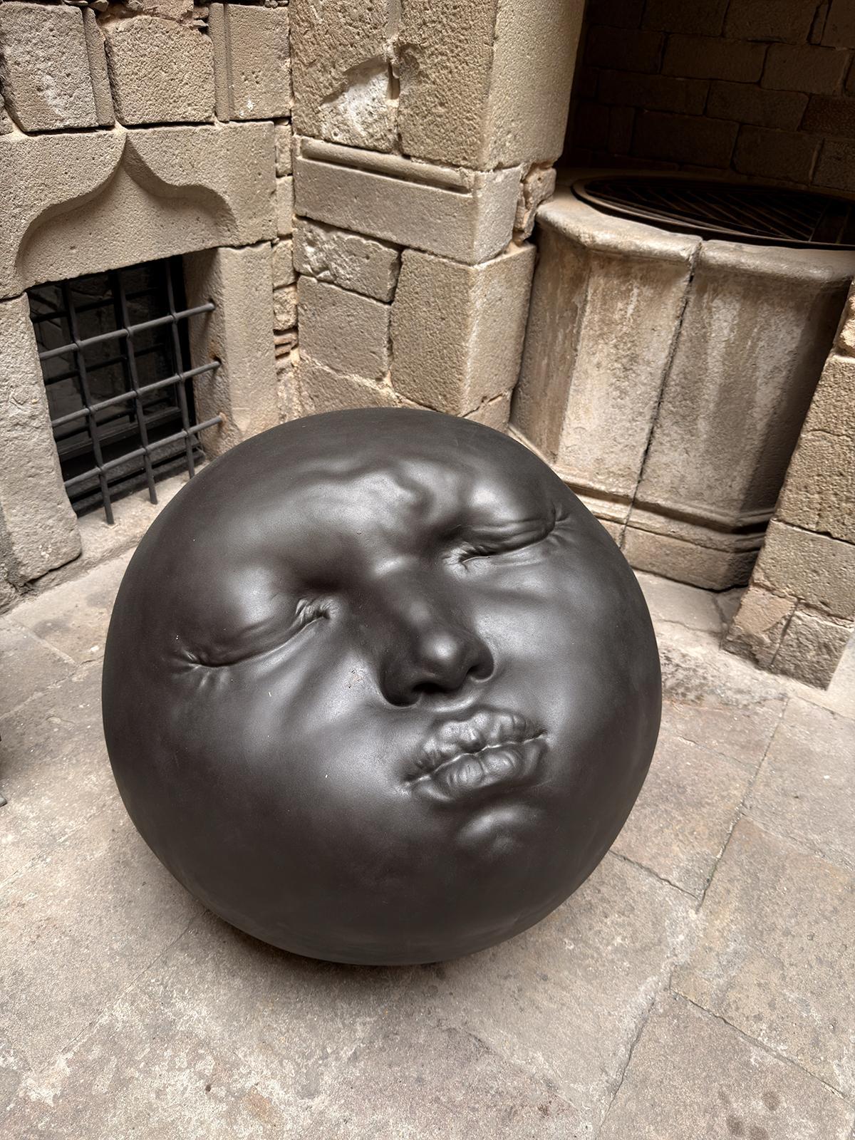 Obra de Samuel Salcedo en el patio del Moco Museum Barcelona, donde sus rostros escultóricos invitan a detenerse en la emoción, la identidad y la vulnerabilidad humanas.