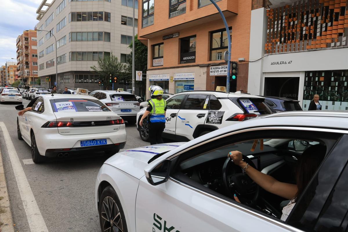 Los taxistas se manifiestan en Alicante y colapsan el centro de la ciudad.