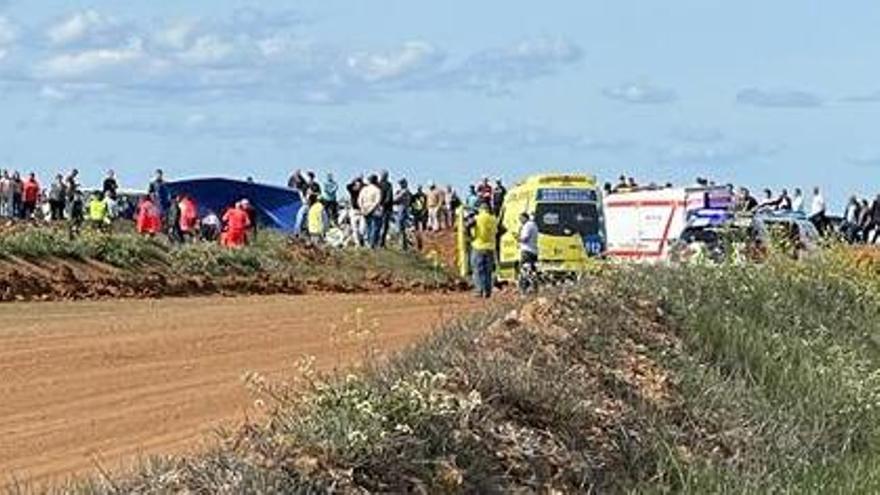 La ambulancia, en el lugar del siniestro en Almaraz de Duero