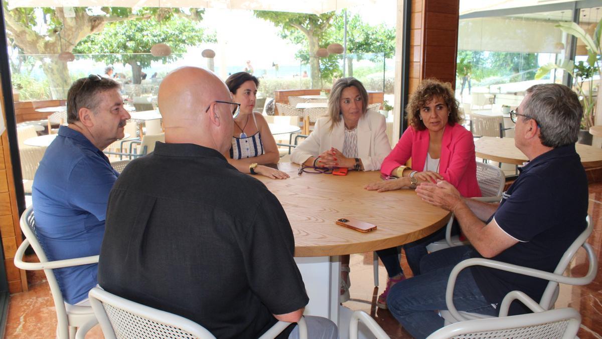 El moment de la trobada amb Dolors Montserrat a Roses. | IMATGE CEDIDA A DDG