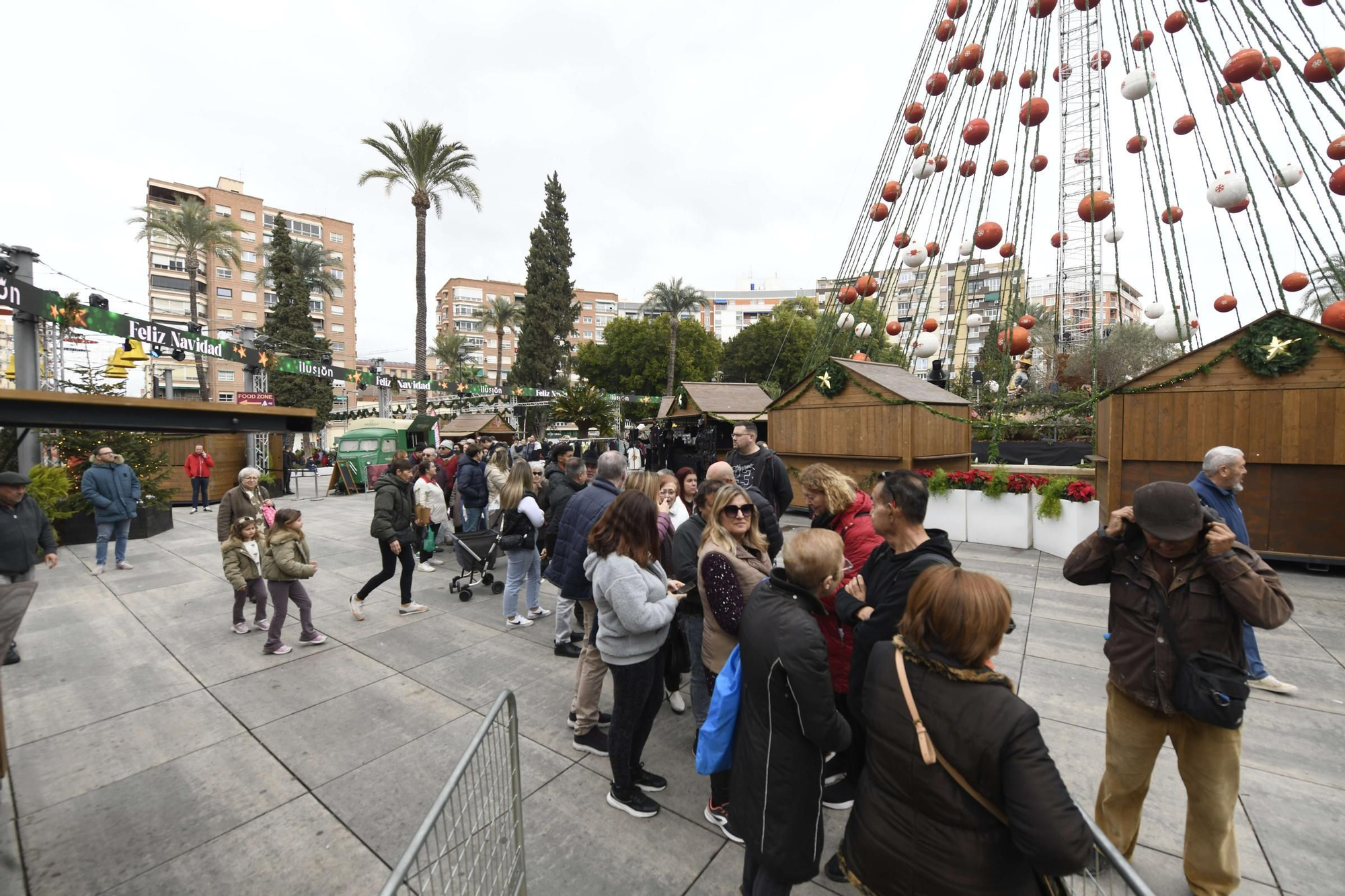 Reparto de pasteles de carne y marineras en la Plaza Circular de Murcia