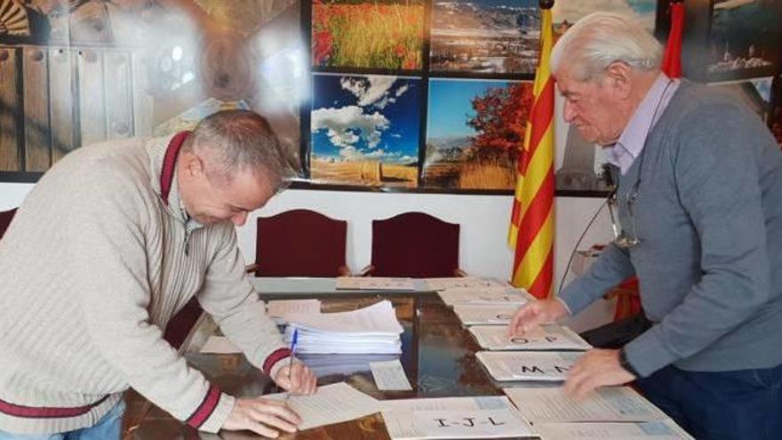 Regidors de Puigcerdà entregant els xecs a la sala de plens