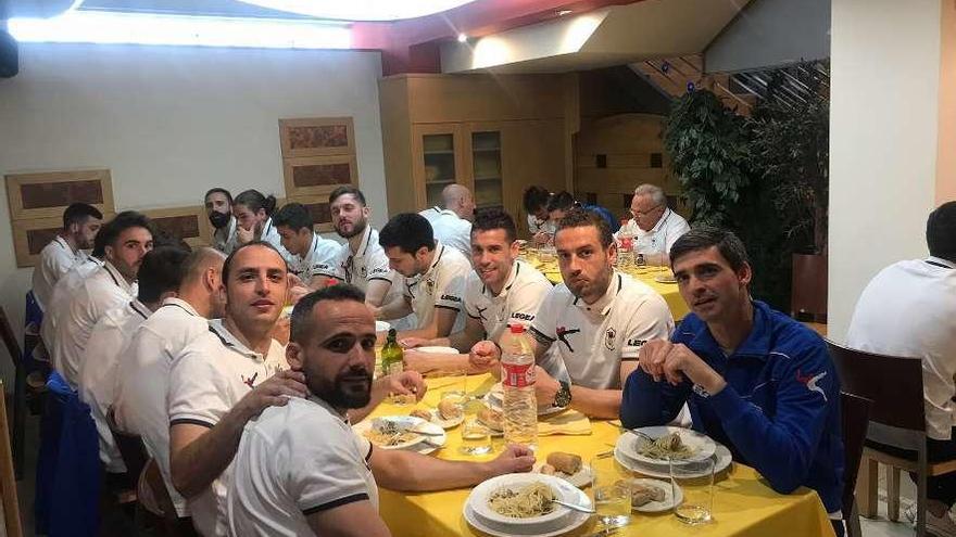 Los jugadores del Langreo, ayer, comiendo a medio camino de su viaje hacia Cangas. // UP Langreo