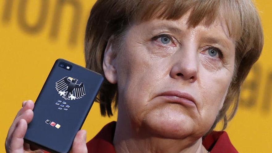 Angela Merkel con su teléfono móvil.