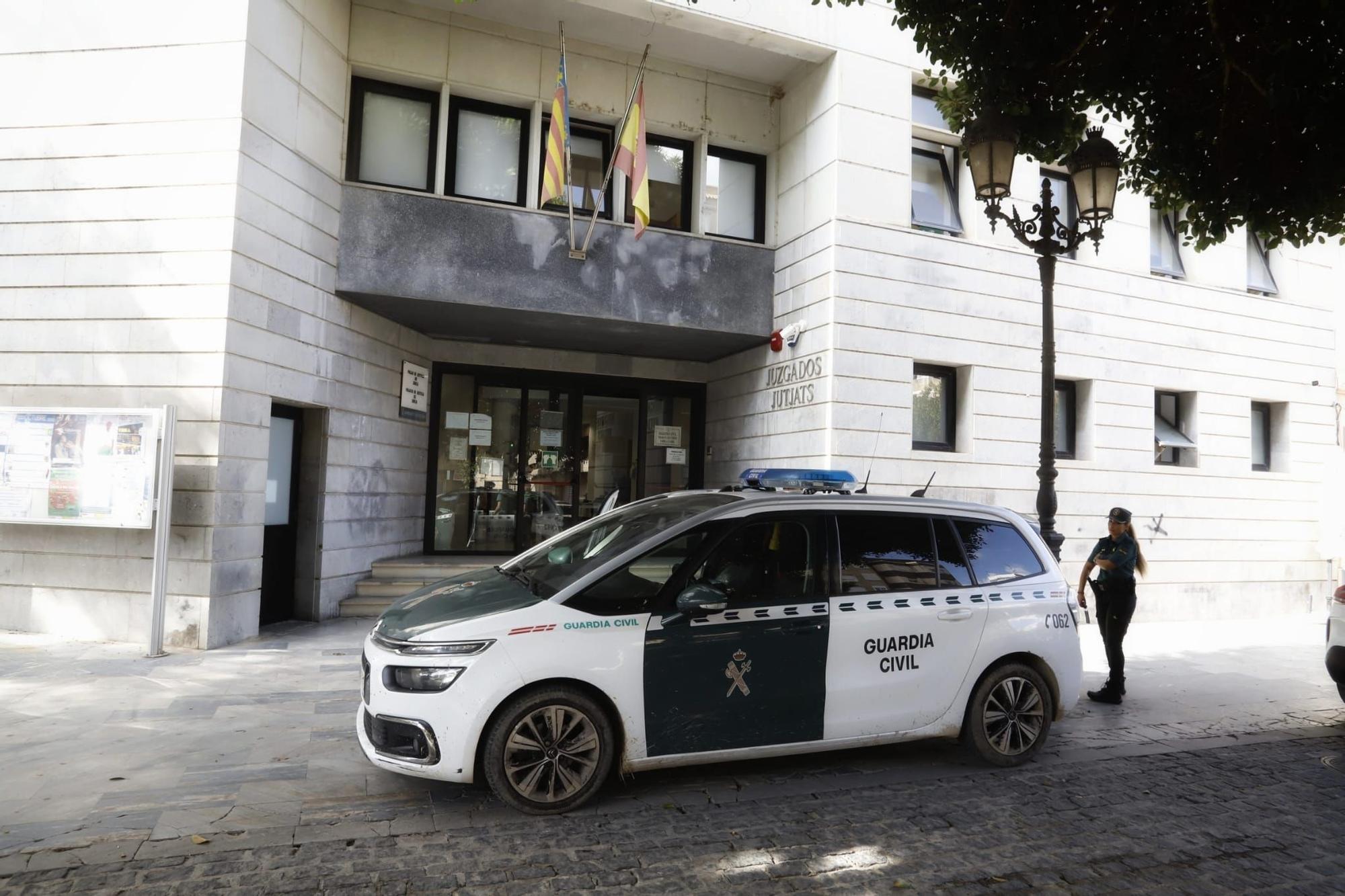 La joven detenida por matar a un hombre en Cullera sale de los juzgados de Sueca