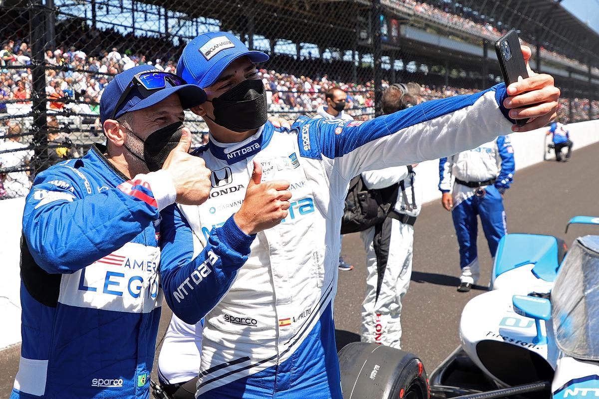 Alex Palou se hace una selfie con el piloto brasileño, Ony Kanaan antes de la carrera de las 500 Millas de Indianápolis.