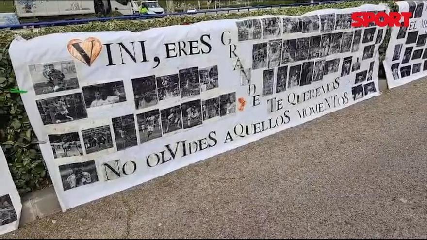 Vuelven las pancartas enfrente de Valdebebas, dirigidas a Vinicius y Courtois. “Volveremos más fuertes”