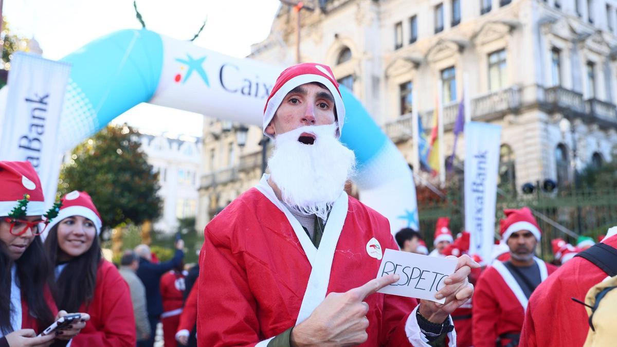 Álex Roca, el atleta con parálisis cerebral que logró acabar una maratón, en la carrera de Papá Noel de Oviedo: "El respeto es lo más importante"