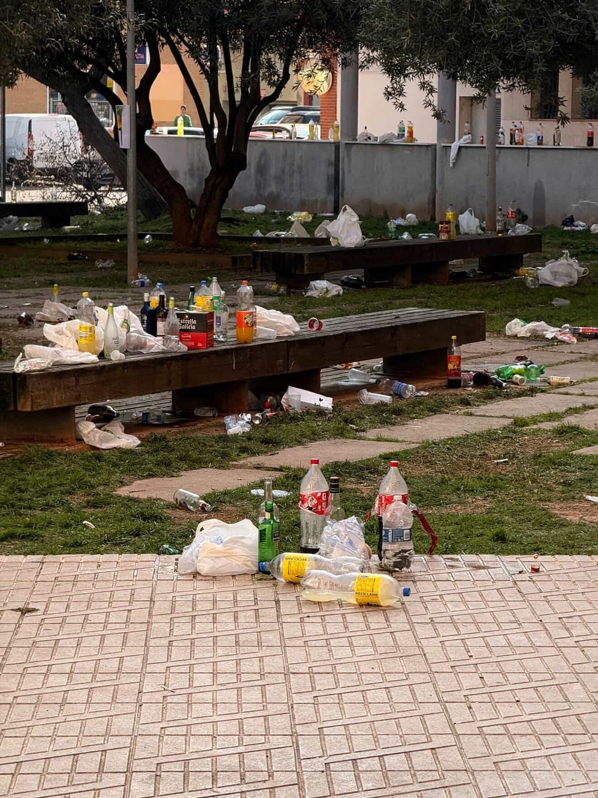Aspecto de una calle cercana a la universidad durante la celebración del Día de las Paellas.