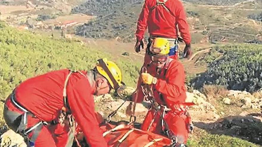 Rescatado un senderista tras  caer en la Cueva Cerdaña de Pina