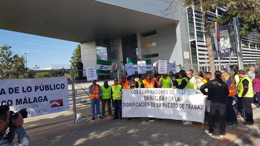 Protesta de los examinadores frente a la Jefatura Provincial de Tráfico.